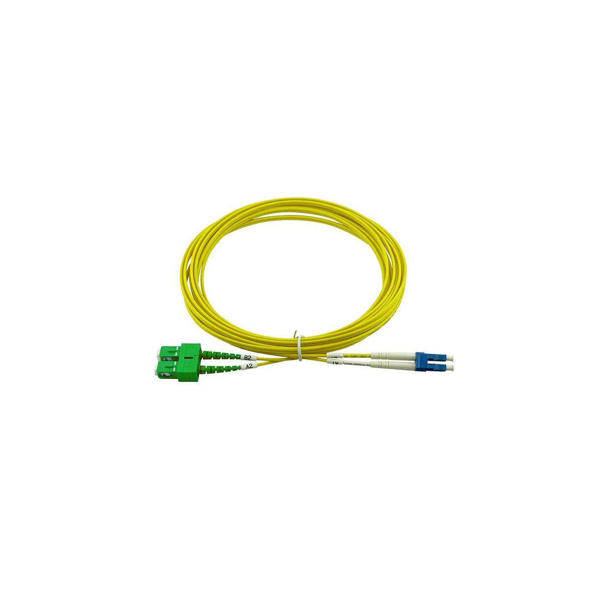 Gelbes Glasfaserkabel in einer Schleife aufgewickelt, mit grünem Stecker an einem Ende und blauem Stecker am anderen Ende.