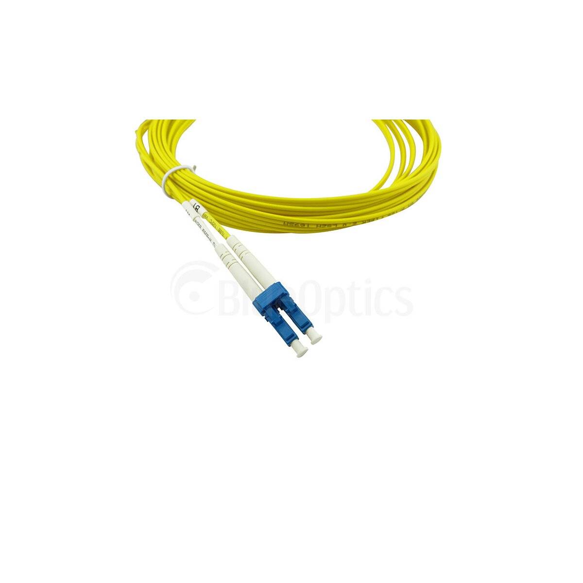 Gelbes Lichtwellenleiterkabel mit blauem und weißem Stecker auf weißem Hintergrund.