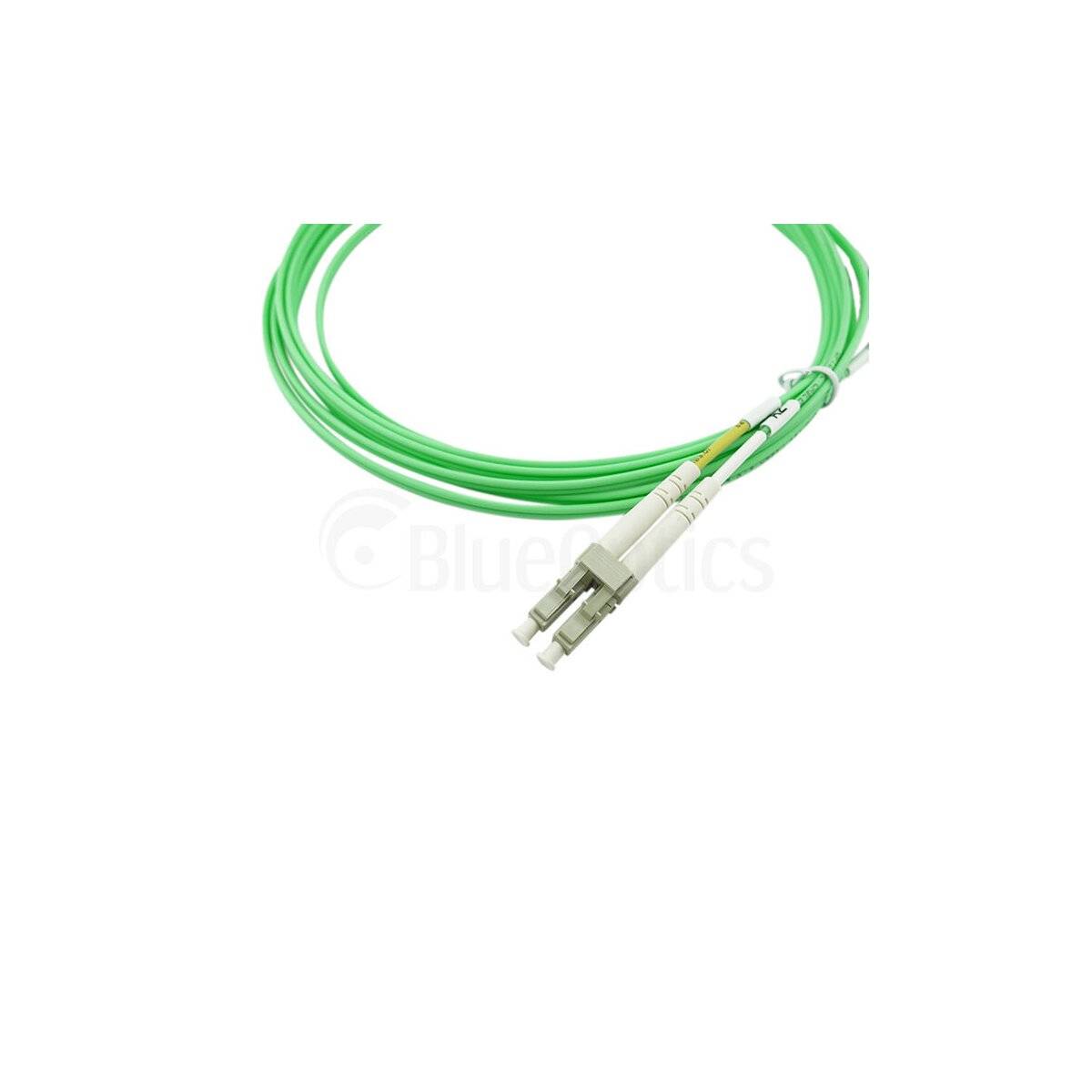 Grünes Glasfaserkabel mit einem weißen Stecker auf einfachem weißem Hintergrund.