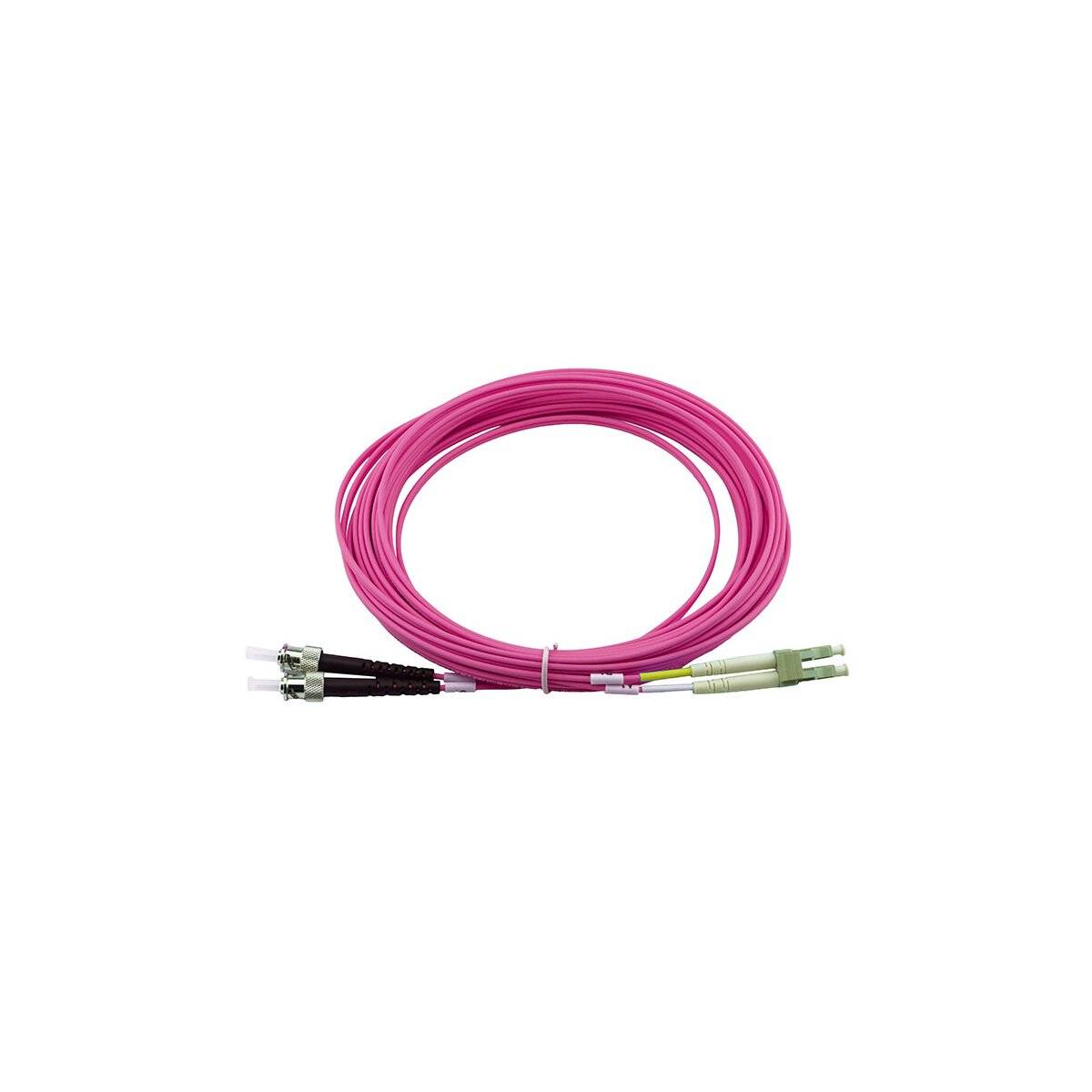 Aufgerolltes rosa Glasfaserkabel mit Steckverbindern an beiden Enden auf weißem Hintergrund.