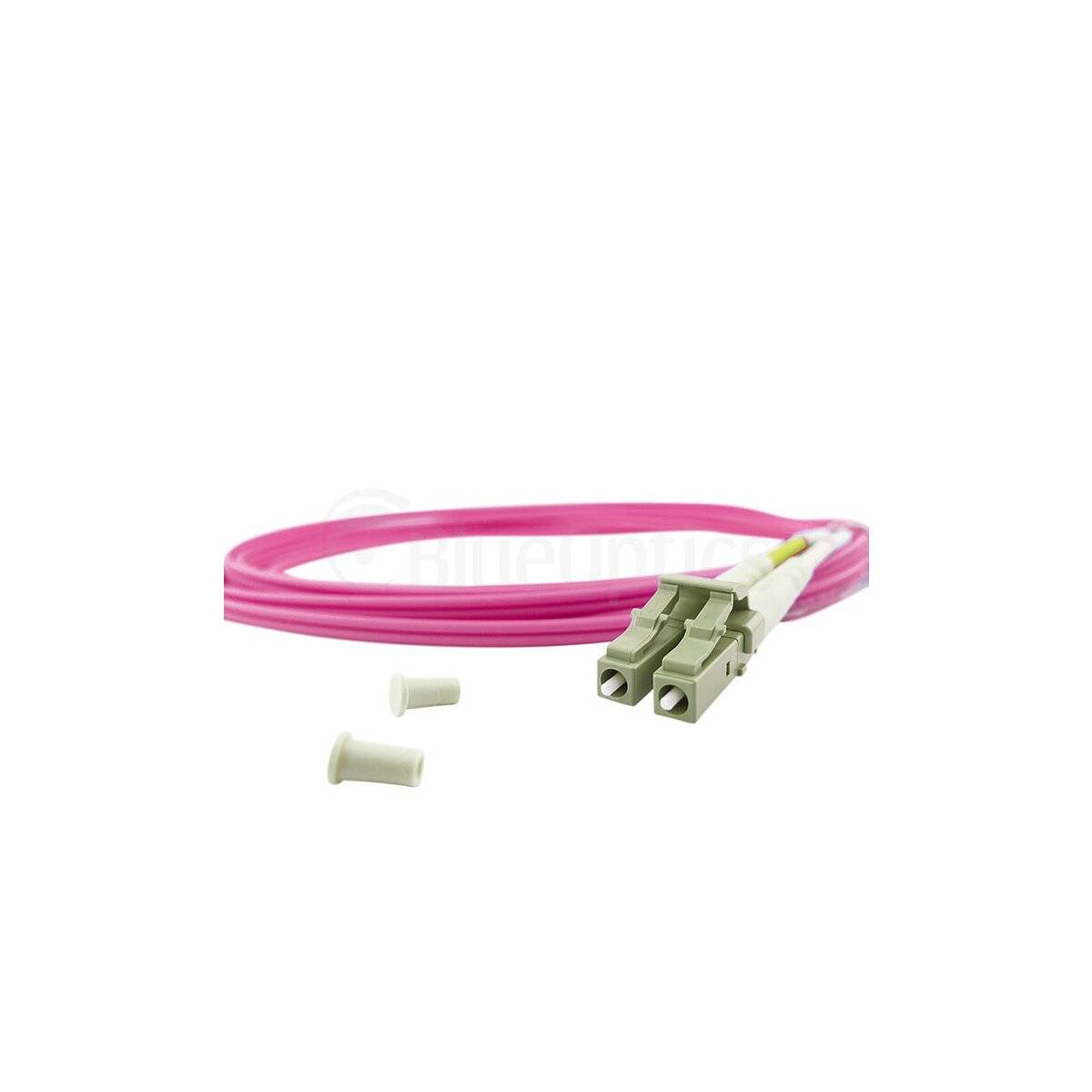 Rosa Lichtwellenleiterkabel mit grünen Doppelsteckverbindern an den Enden und zwei kleinen Schutzkappen auf weißem Hintergrund
