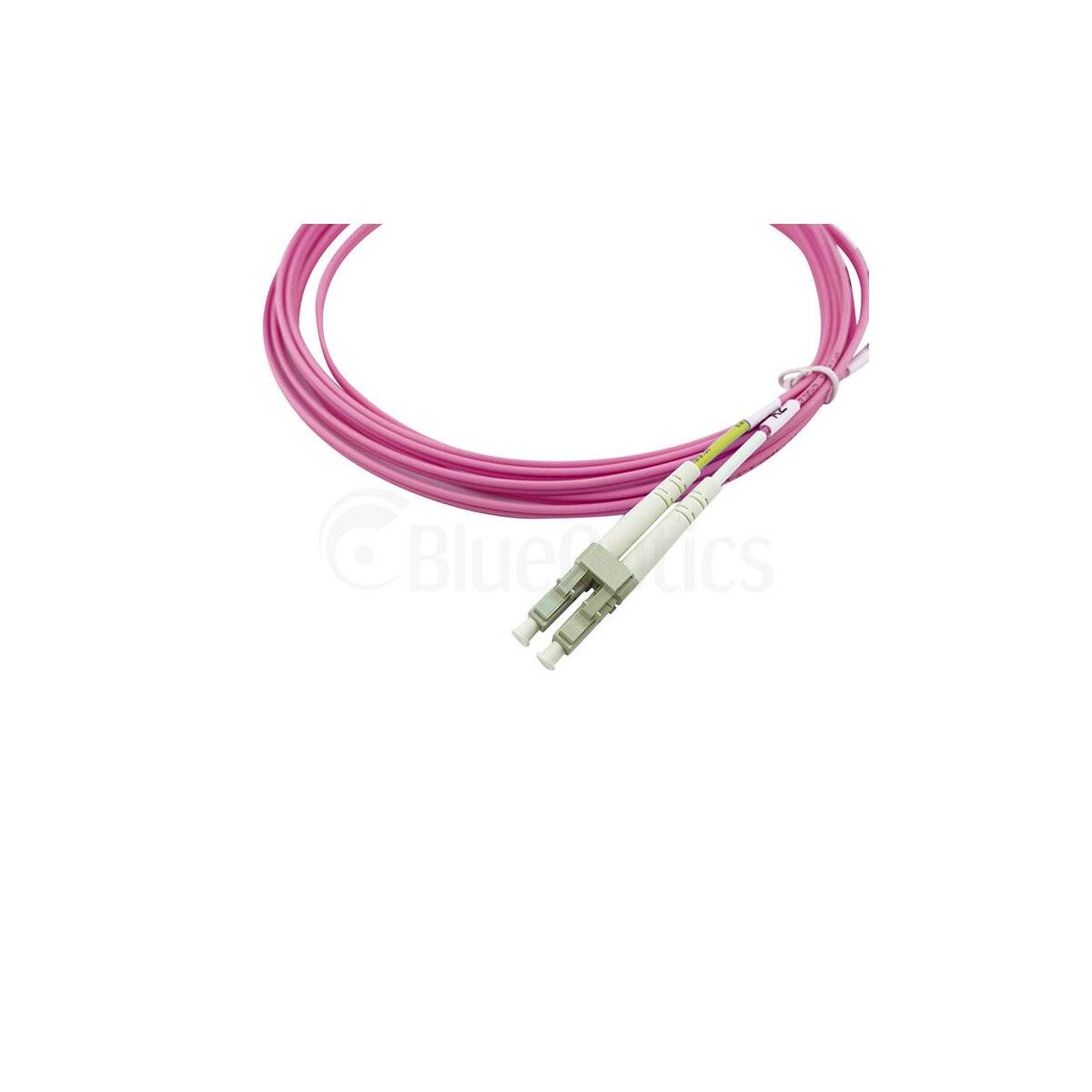Rosa Lichtwellenleiterkabel mit dualem Steckerendan, gezeigt auf weißem Hintergrund.