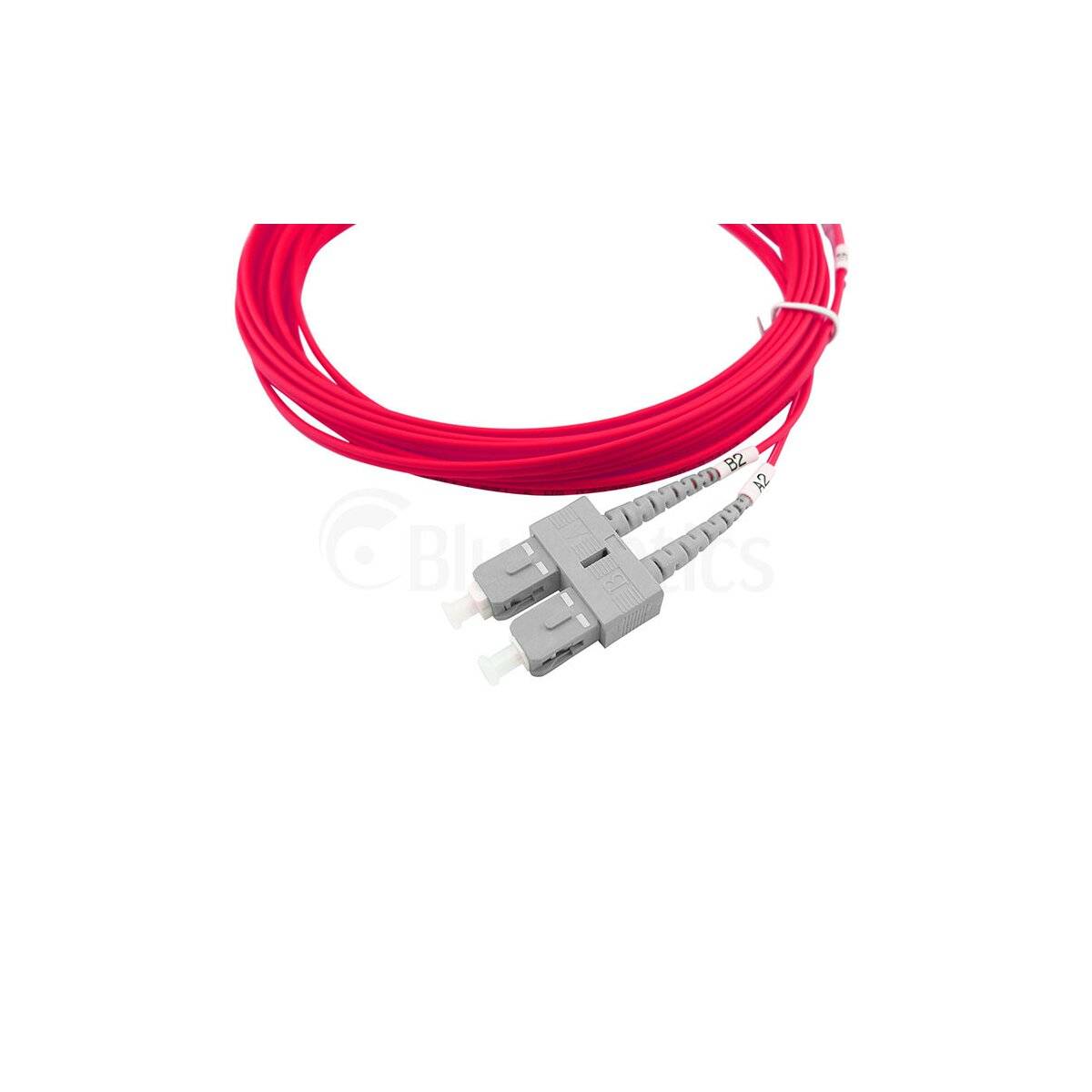 Rotes Lichtwellenleiterkabel im Duplexbetrieb mit zwei grauen LC-Anschlüssen auf weißem Hintergrund.