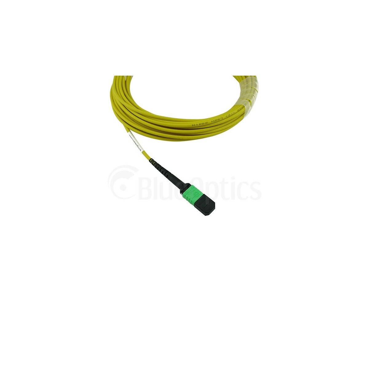 Gelbes Glasfaserkabel in Spiralen auf weißem Hintergrund aufgewickelt, mit einem schwarz-grünen Stecker angebracht.