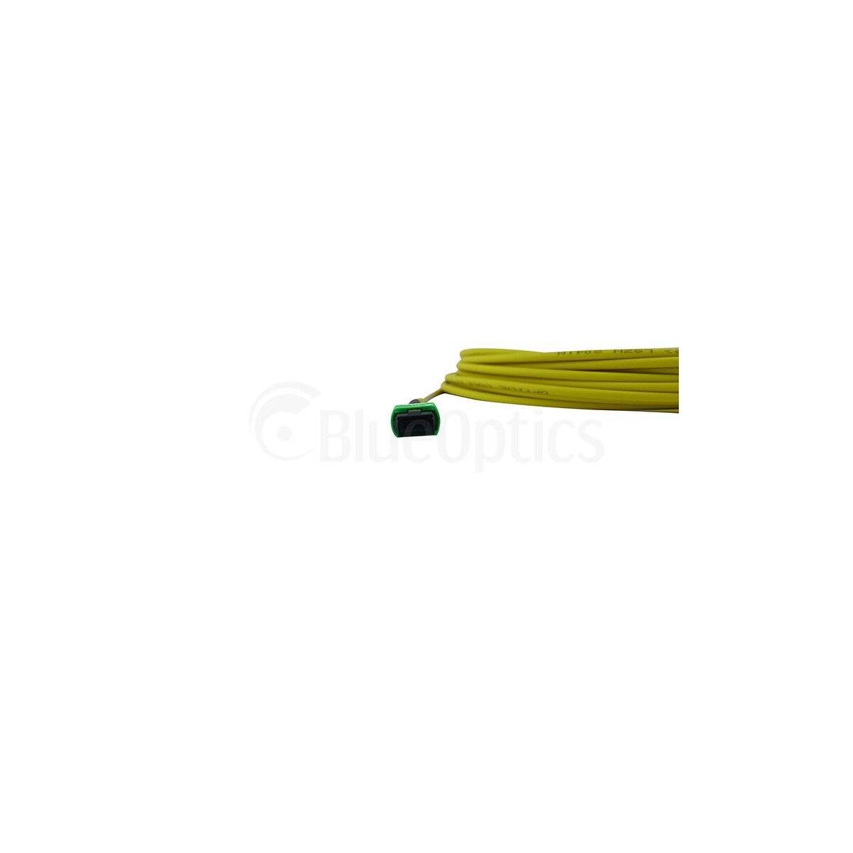 Aufgerolltes gelbes Kabel mit einem kleinen grünen Stecker auf weißem Hintergrund.