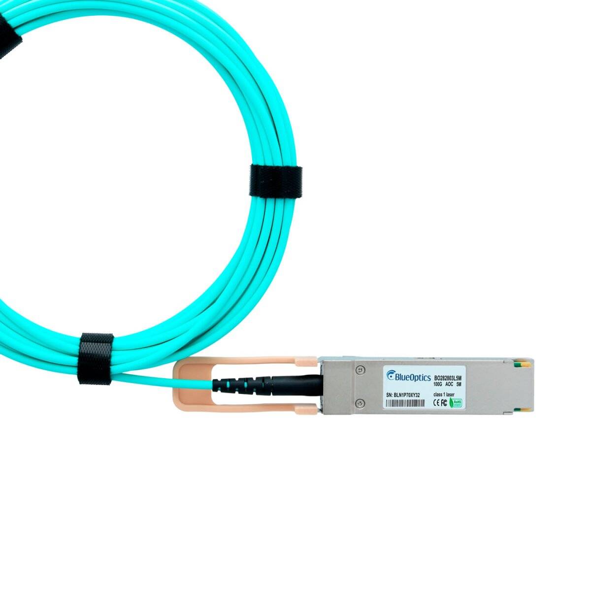 BlueOptics Lichtwellenleiterkabel in Türkis aufgerollt, angebracht an einem grauen Stecker-Transceiver-Modul auf weißem Hintergrund.