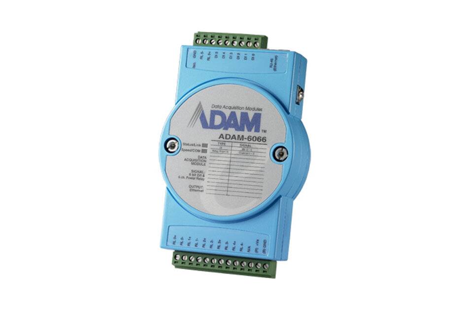 Blaues ADAM-6066-Datenerfassungsmodul mit Anschlussklemmen oben und unten, dargestellt isoliert auf weißem Hintergrund.