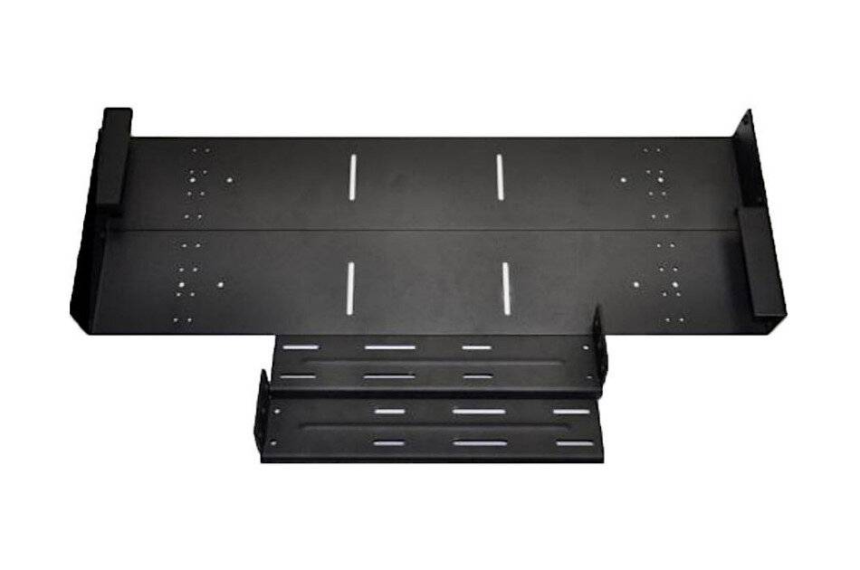 Schwarze Metallregale aus verstellbarem Regal mit Schlitz- und Lochausschnitten, dargestellt als flache modulare Hardwarekomponente auf weißem Hintergrund.