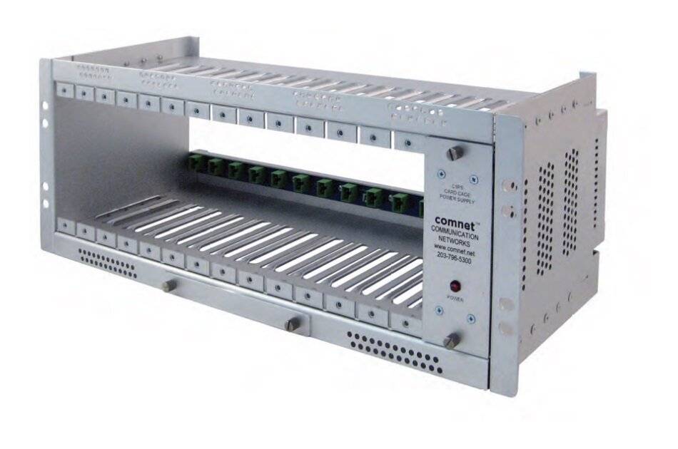 Metall-Rack-Mount-Netzwerk-Equipment-Gehäuse mit vorderen Anschlussplätzen und Belüftungsschlitzen, dargestellt vor weißem Hintergrund.