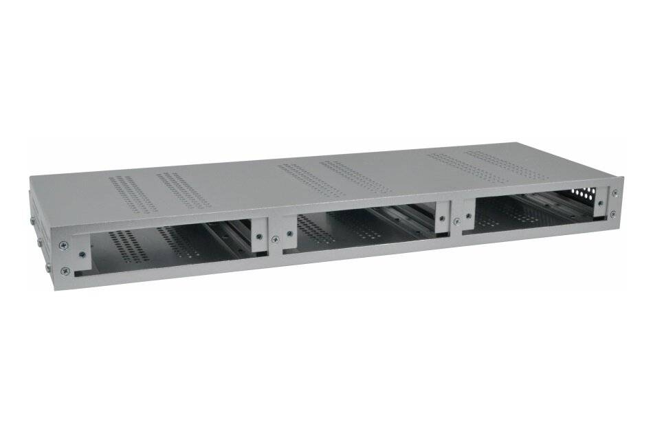 Silbernes Metall-Rack-Mount-Server-Gehäuse mit drei vorderen Schächten und Belüftungsöffnungen, gezeigt vor weißem Hintergrund.