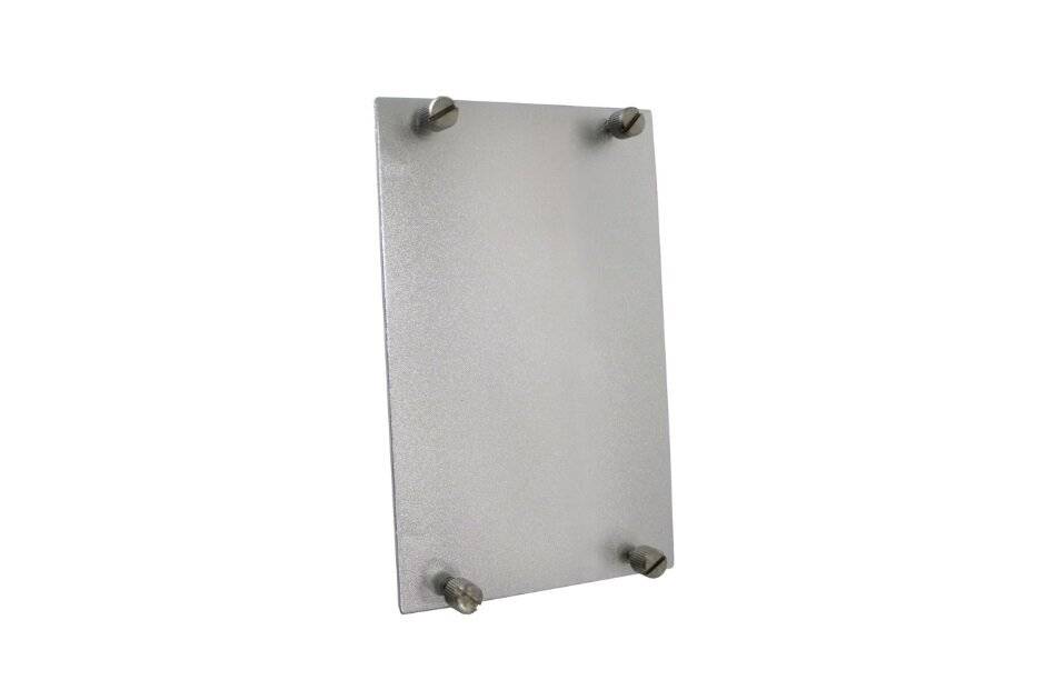 Eine gefrostete, silberfarbene Metallplatte mit abgerundeten Kanten wird mit vier Eckschrauben befestigt. Die Oberfläche ist reflektierend, aber verschleiert.