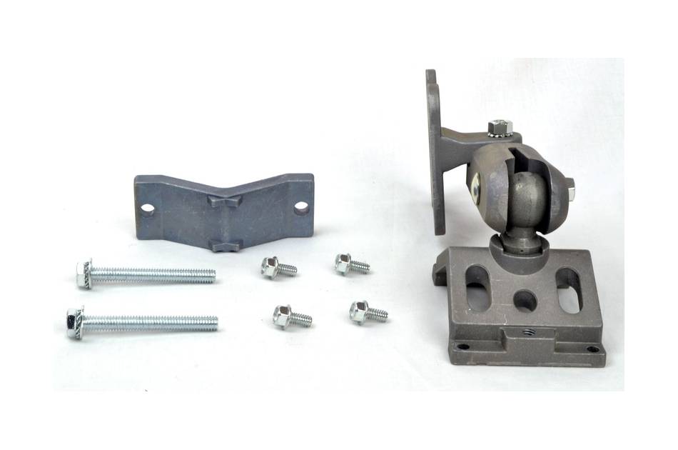 Eine Metallbefestigungshalterung mit Schrauben und Bolzen ist auf einer weißen Oberfläche zu sehen. Sie besteht aus zwei Hauptteilen: einem Kugelgelenk und einer flachen Halterung.