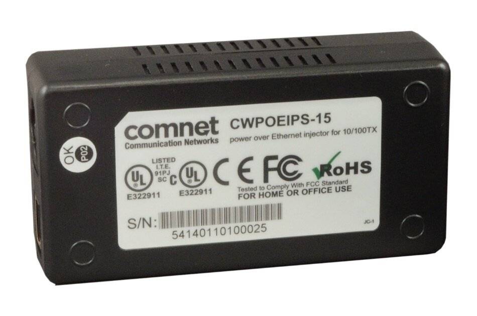 Ein schwarzer 'Comnet Communication Networks' Power over Ethernet Injektor mit einem weißen Etikett, das das Modell CWPOEIPS-15, Zertifizierungen und Seriennummer anzeigt.