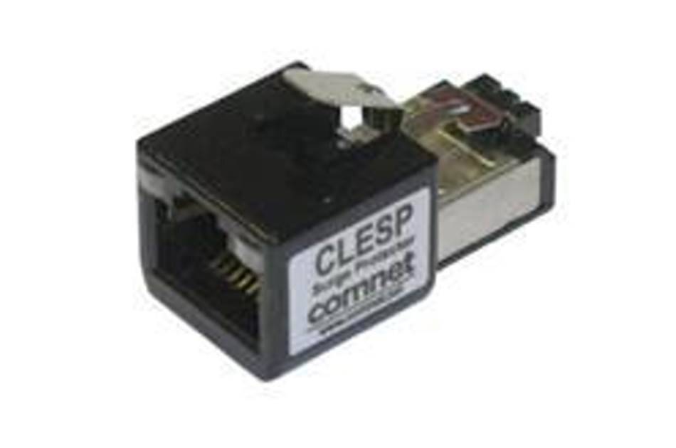 Nahaufnahme eines schwarzen Netzwerkkabeladapters oder einer Kupplung mit einem RJ45-Anschluss und der Bezeichnung 