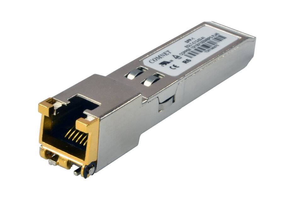 Ein Metall-SFP-(Small Form-factor Pluggable)-Modul mit einem RJ-45-Anschluss für Netzwerkverbindungen, das typischerweise in der Datenkommunikation eingesetzt wird.