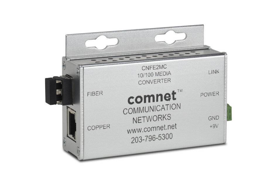 Medienkonverter von 'Comnet Communication Networks' mit Glasfaser- und Kupferanschlüssen, mit Energie- und Verbindungsanzeigen. Modell: CNFE2MC.