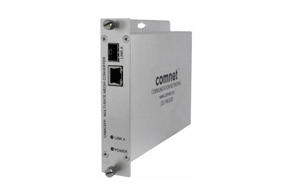 Ein silbernes ComNet Multimedia-Konverter-Modul mit zwei Ethernet-Anschlüssen und Statusleuchten, isoliert auf weißem Hintergrund dargestellt.