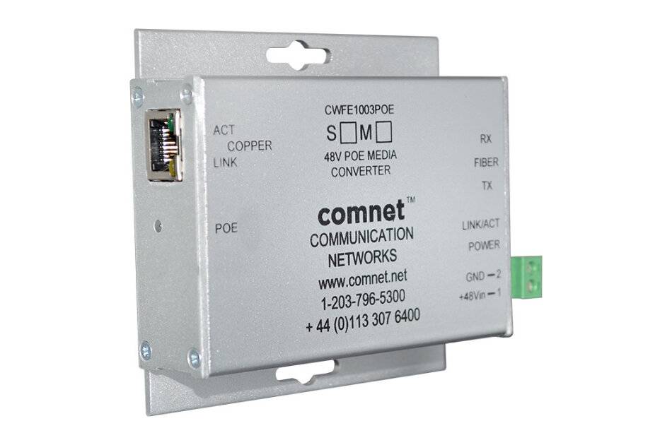 Wandmontierter ComNet 48V PoE-Medienkonverter mit Ethernet-Anschluss, Statusanzeigen und Faser-/Stromklemmen.