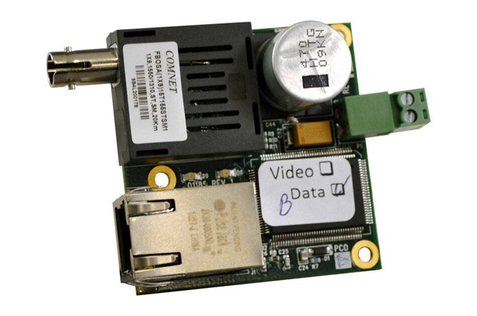 Eine kleine elektronische Leiterplatte mit einem Netzwerkport, einem Anschluss mit der Beschriftung 