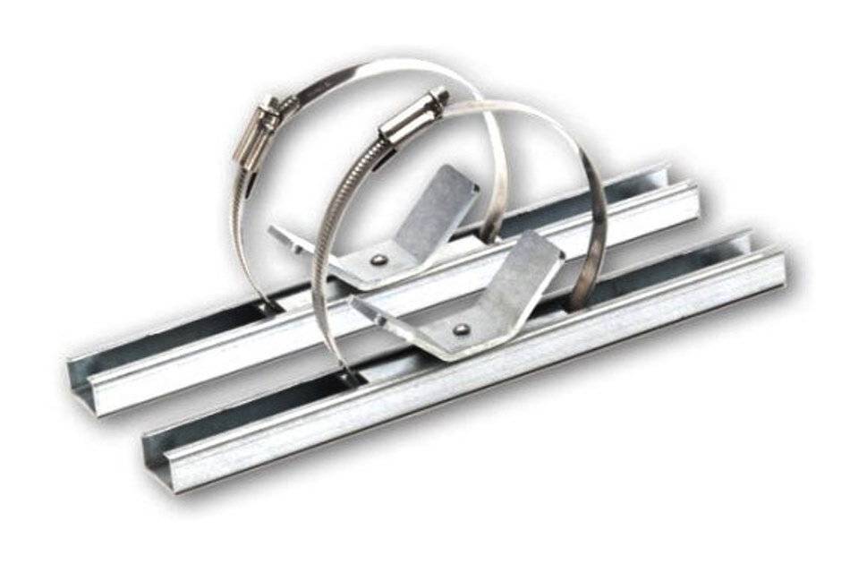 Zwei Metallmontageschienen mit verstellbaren federbelasteten Klemmen zum Halten von Rohren oder Leitungsrohren an Ort und Stelle.