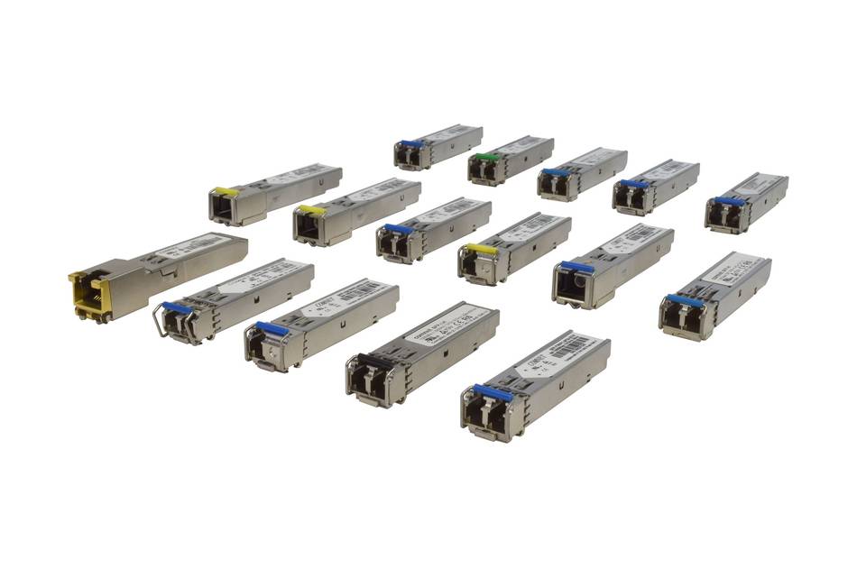 Eine Gruppe austauschbarer Metall-Netzwerk-Transceiver-Module mit verschiedenfarbigen Zugregistern, angeordnet auf weißem Hintergrund.