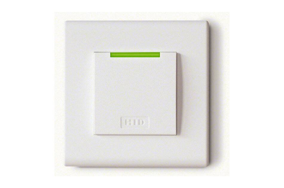 Weißer Wandschalter mit grüner Kontrollleuchte, wahrscheinlich ein Dimmer oder Steuerungsschalter.