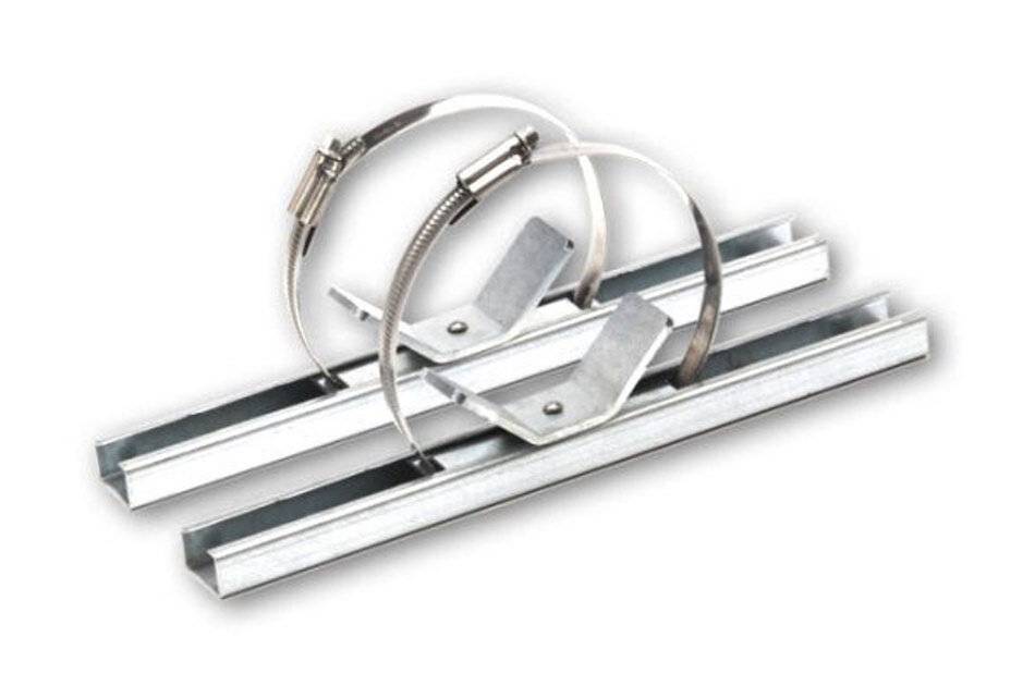 Zwei Metallschienenklammern mit federbelasteten Bändern und Halterungen auf Aluminiumkanälen, auf weißem Hintergrund gezeigt.