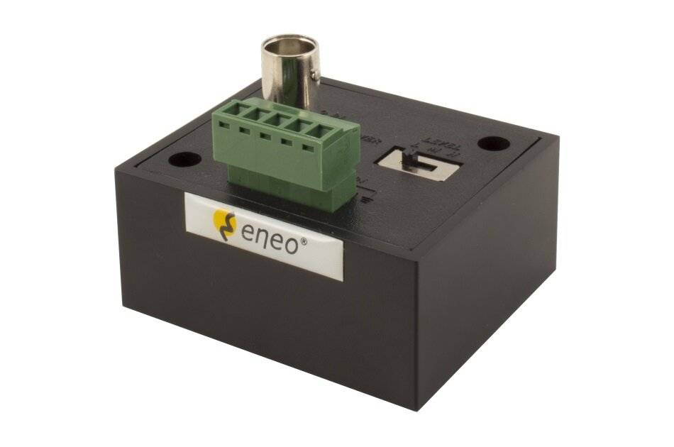 Schwarzes eneo-Elektronikmodul mit grünem Klemmblock, Metallstecker und Etikett auf weißem Hintergrund.