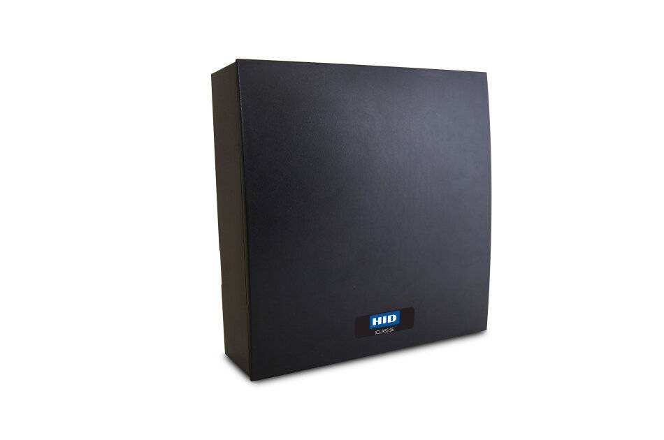 Schwarze wandmontierte Zugangsschutzbox mit HID-Logo auf der Vorderseite, isoliert auf weißem Hintergrund dargestellt.