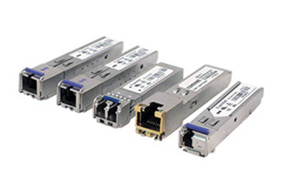 Vier SFP-Transceiver unterschiedlicher Typen, nebeneinander angeordnet, die verschiedene Anschlusstypen für Netzwerkgeräte zur Datenübertragung präsentieren.