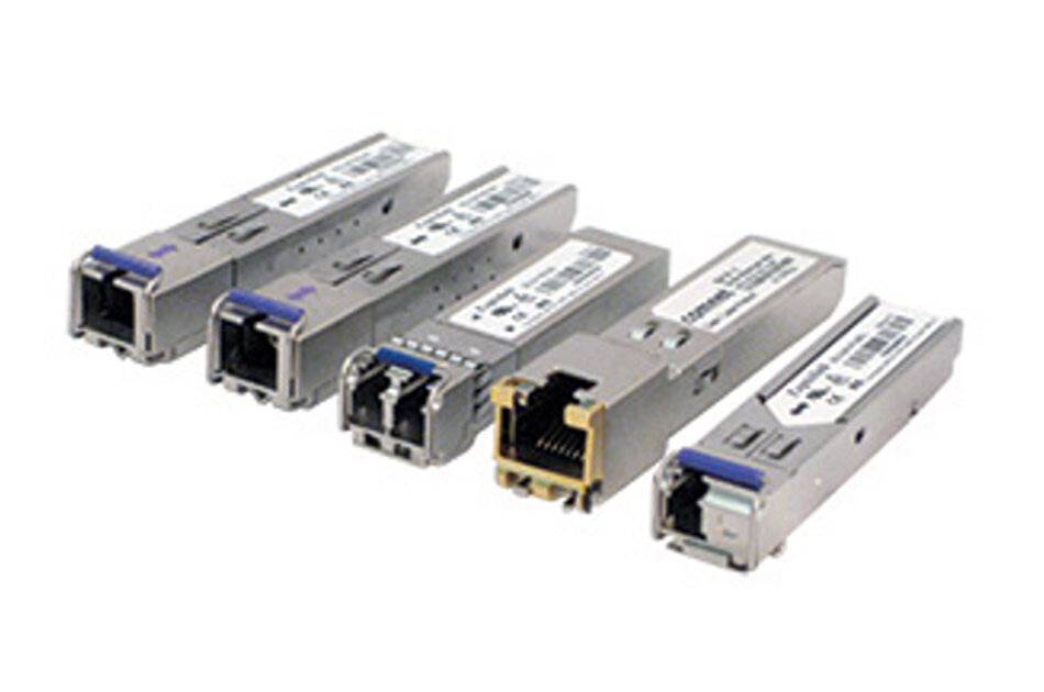 Fünf kleine Metall-SFP-Transceiver-Module in einer Reihe angeordnet, mit unterschiedlichen Anschlussfarben und Steckertypen.