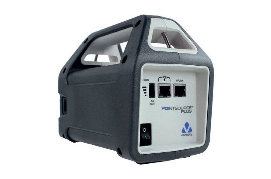Tragbare Stromstation mit Griff, frontales Bedienfeld und AC-/USB-Ausgangsanschlüsse auf weißem Hintergrund.