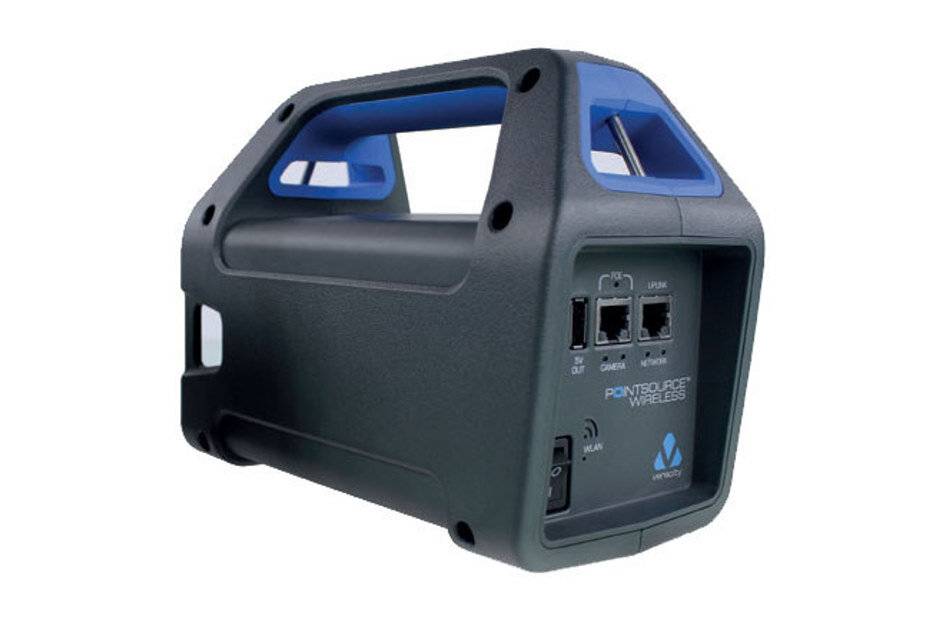 Tragbares PointSource-Funknetzewerk-Gerät mit Tragegriffen, Ethernet-Anschlüssen und Stromeingang an einem robusten schwarzen Gehäuse.
