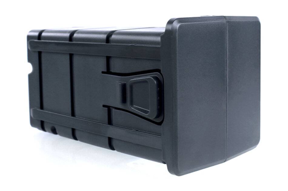 Schwarze robuste Kunststoff-Aufbewahrungsbox mit Verschluss und verstärkten Seitenwänden, auf weißem Hintergrund dargestellt.