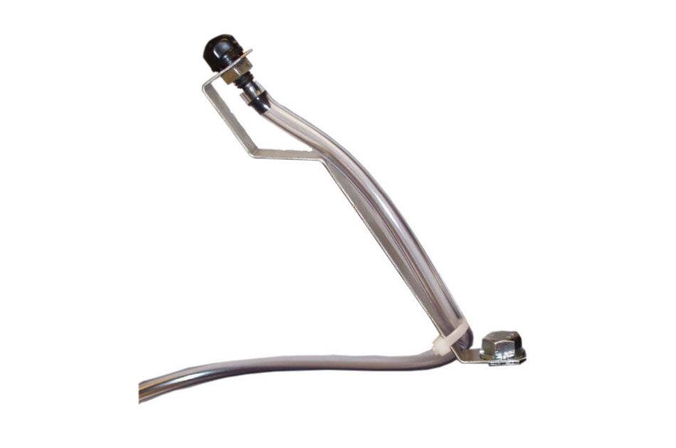 Eine kleine metallische Sensorhalterung mit einem durchsichtigen Schlauch, der an einem schwarzen Sensor endet. Sie scheint auf einem weißen Hintergrund montiert zu sein.