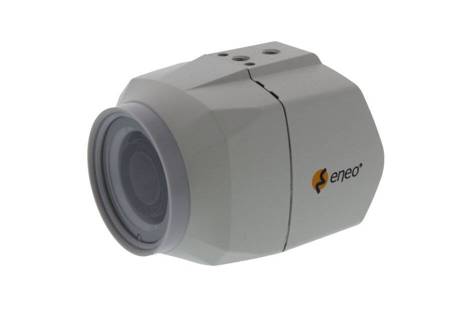 Eine weiße Sicherheitskamera mit Objektiv, versehen mit einem Logo, an einer Oberfläche montiert.