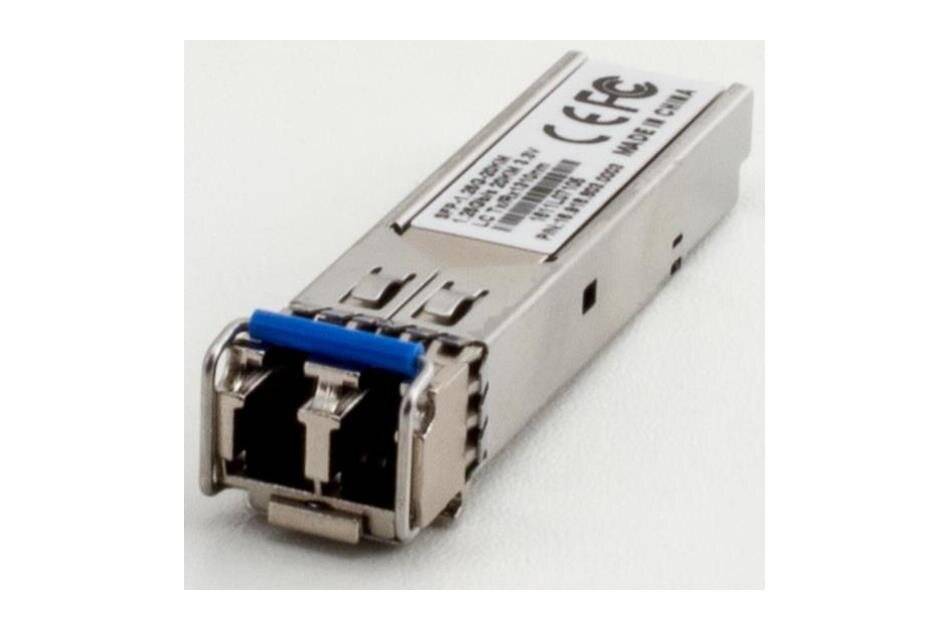 Kleines rechteckiges Metall-Glasfaser-Transceiver-Modul mit blauer Verriegelung und Steckverbinder auf weißem Hintergrund.