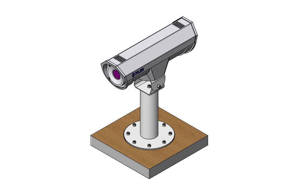 Eine graue Überwachungskamera, die an einem Pfahl mit quadratischer Basis montiert ist.