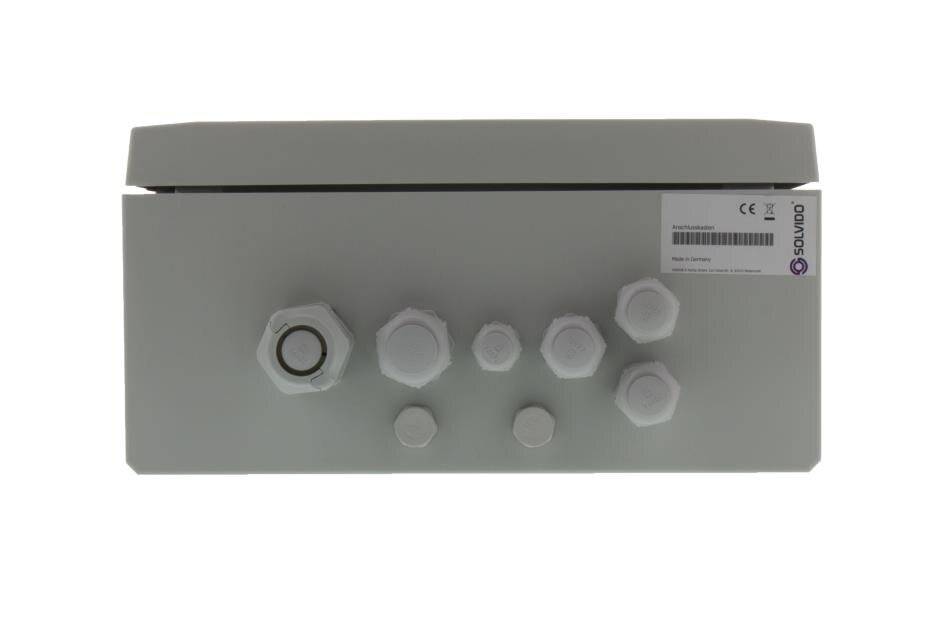 Graue Elektrobox mit Scharnierdeckel und mehreren Kabelverschraubungsöffnungen auf der Vorderseite, vor weißem Hintergrund dargestellt.