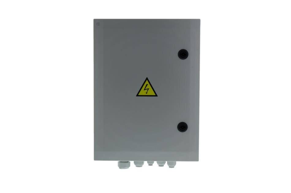 Graue elektrische Schalttafel mit gelbem Hochspannungswarnzeichen auf der Vorderseite und Kabelverbindern entlang der Unterseite.