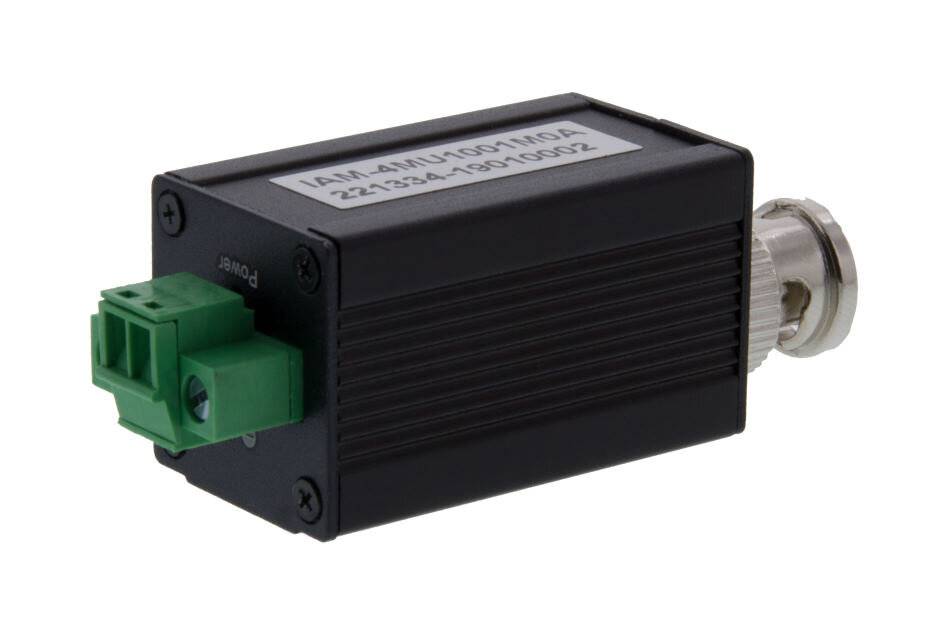 Schwarzer rechteckiger CCTV-Videobalun-Adapter mit grünem Anschlussblock und BNC-Stecker auf weißem Hintergrund.