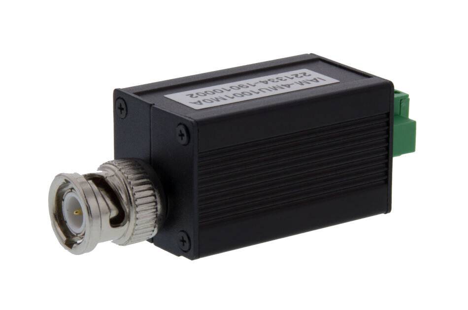 Schwarzes rechteckiges elektronisches Kameramodul mit BNC-Stecker und grünem Klemmblock, dargestellt auf weißem Hintergrund.
