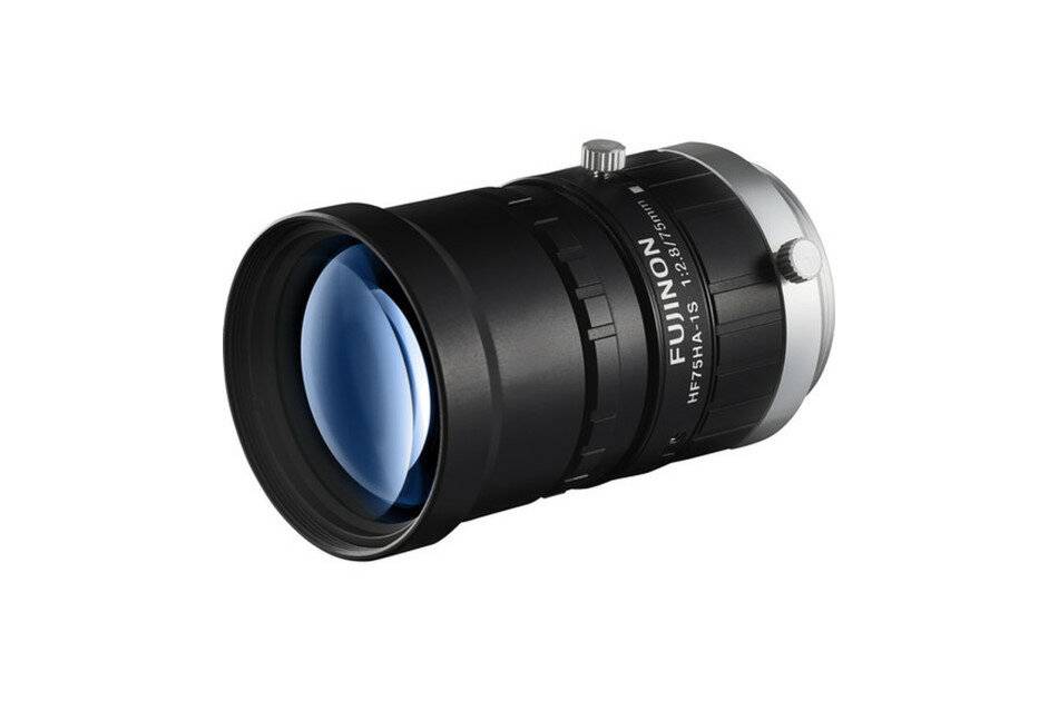 Schwarze Fujinon-Kameraobjektiv mit blauem Frontglas, auf weißem Hintergrund dargestellt.