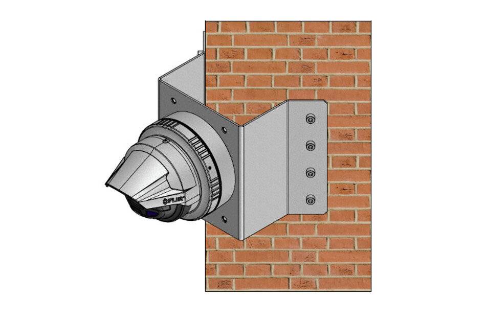 Außenwandmontierte Überwachungskamera in einem metallischen Schutzgehäuse, das von einer Ziegelmauer vorsteht.