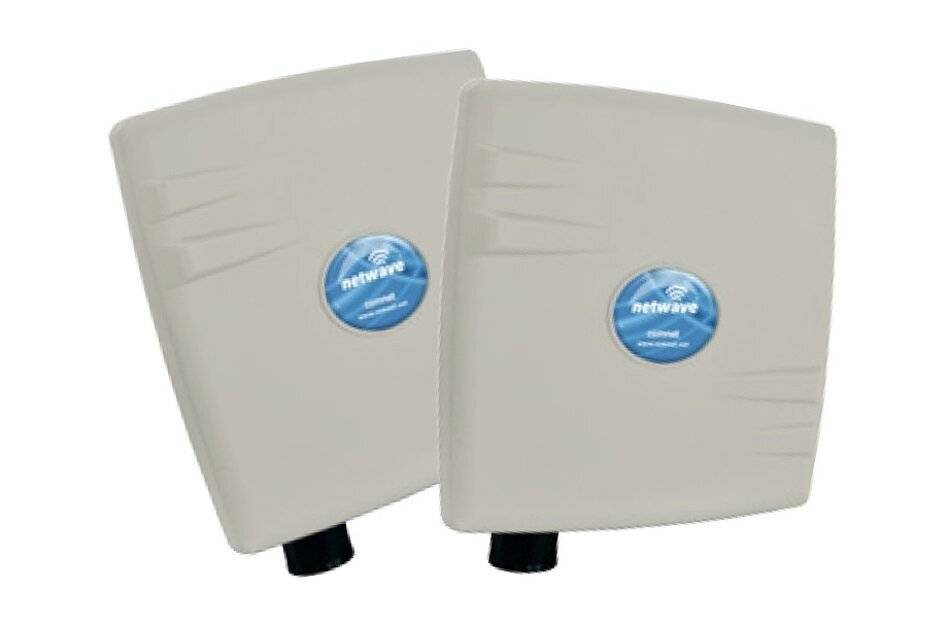 Zwei Outdoor-WLAN-Zugangspunkte mit 'Netwave'-Markenname, entwickelt für Langstrecken-Internetverbindungen. Jeder verfügt über ein Kunststoffgehäuse, das wetterfest ist.