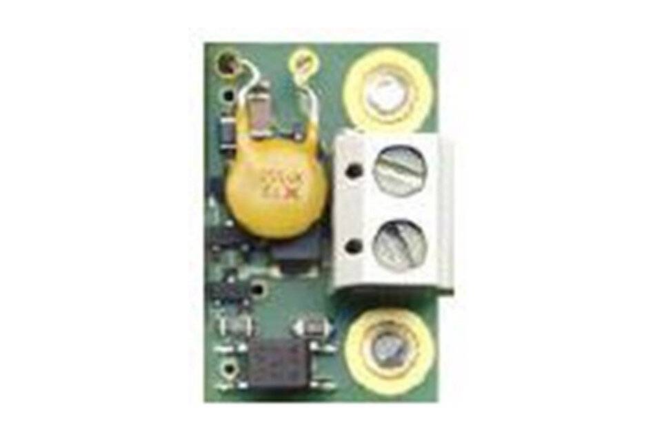 Nahaufnahme einer kleinen elektronischen Leiterplatte mit einer gelben Komponente, Metallklemmleiste und Befestigungslöchern.