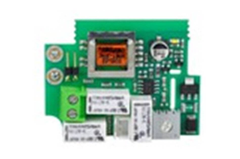 Grüne elektronische Leiterplatte mit orangefarbenem Displaymodul, Anschlüssen, Chips und montierten Komponenten auf weißem Hintergrund.