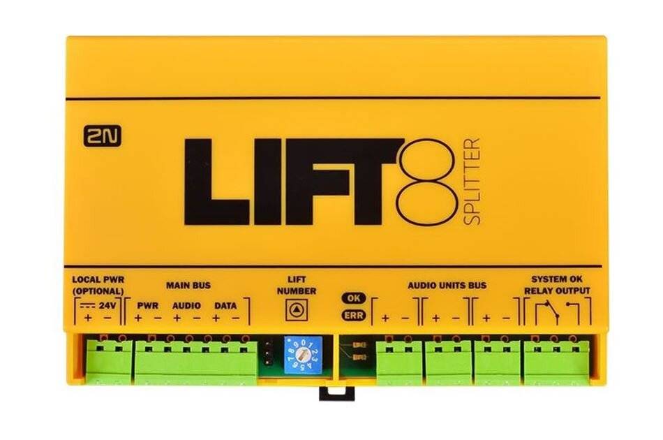 Gelbes Gerät 2N 'LIFT8 SPLITTER' mit grünen Klemmleisten und gekennzeichneten Anschlussports für Stromversorgung, Audio und Relaisausgang.