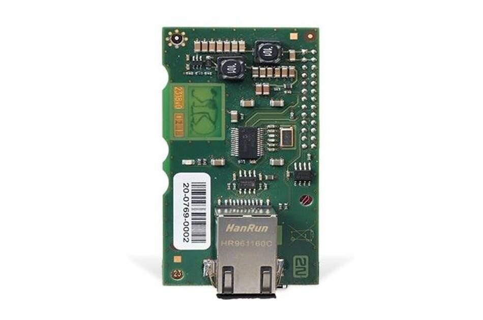 Nahaufnahme einer kleinen grünen Leiterplatte mit Chips, Steckverbindern und einem Barcode-Etikett, wahrscheinlich ein elektronisches Netzwerk- oder Schnittstellenmodul.