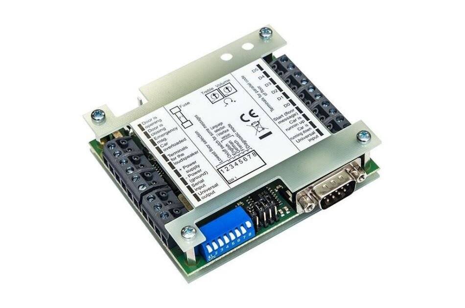 Elektronisches Steuermodul-Leiterplatte mit Schraubklemmen, DIP-Schaltern und einem seriellen Anschluss auf weißem Hintergrund.